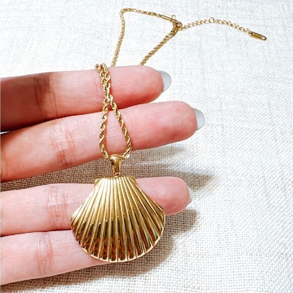 Gold seashell necklace N489 - Picture 3 of 3